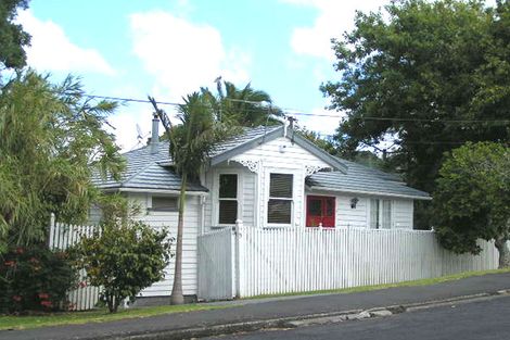 Photo of property in 5 Belle Vue Avenue, Northcote Point, Auckland, 0627