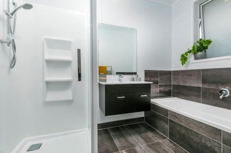 Photo of property in 5 Aporo Drive, Kumeu, 0810