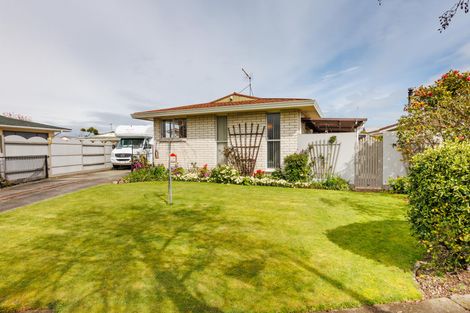 Photo of property in 15 Grange Place, Milson, Palmerston North, 4414