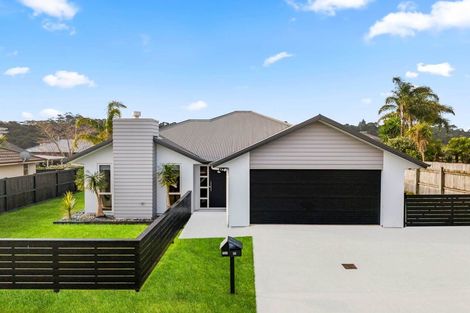 Photo of property in 18 Huntington Park Drive, Greenhithe, Auckland, 0632