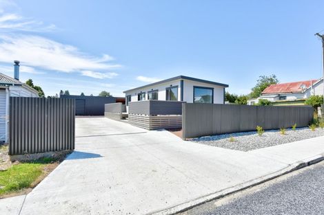 Photo of property in 2 Clifford Street, Clinton, 9534