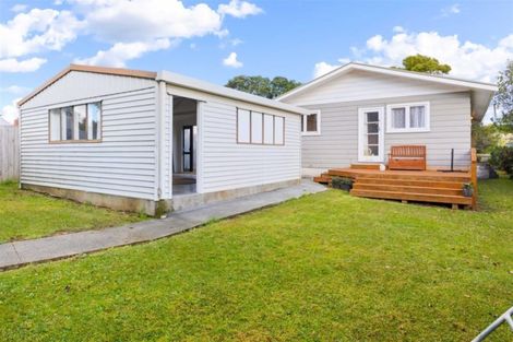 Photo of property in 17 Albert Road, Kelston, Auckland, 0602