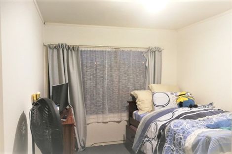 Photo of property in 1/1 Cheval Drive, Totara Vale, Auckland, 0629