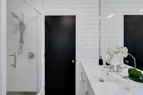 Photo of property in 51 Cumberland Street, Merrilands, New Plymouth, 4312