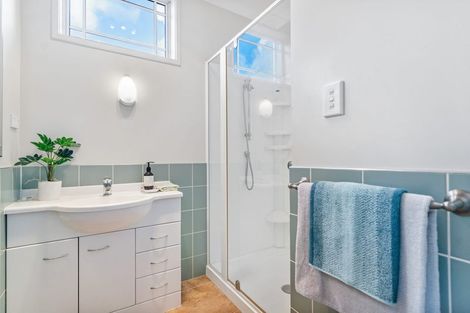 Photo of property in 4 Worthington Place, West Harbour, Auckland, 0618