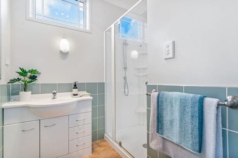 Photo of property in 4 Worthington Place, West Harbour, Auckland, 0618