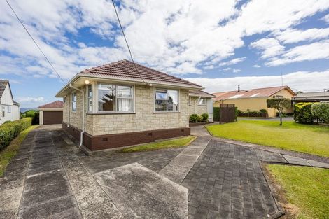 Photo of property in 38 Hobsonville Road, West Harbour, Auckland, 0618