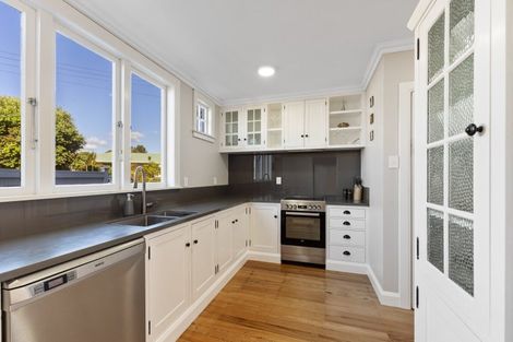 Photo of property in 26 Baring Terrace, Strandon, New Plymouth, 4312