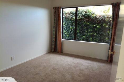 Photo of property in 6 Ashton Fitchett Drive, Brooklyn, Wellington, 6021