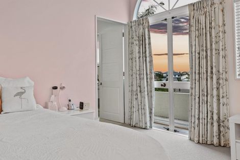 Photo of property in 32 Cherub Place, West Harbour, Auckland, 0618