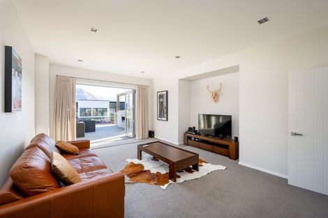 Photo of property in 2 Urquhart Place, Wanaka, 9305