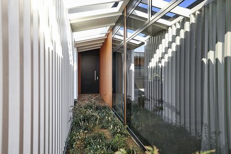 Photo of property in 17 Manurau Crescent, Merrilands, New Plymouth, 4312