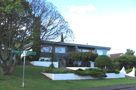 Photo of property in 5 Puawai Place, Northcote, Auckland, 0627