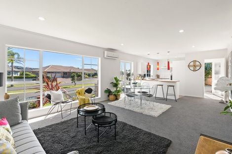 Photo of property in 198 Lakeside Drive, Orewa, 0931