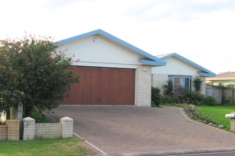 Photo of property in 14 Chalmers Close, Orewa, 0931