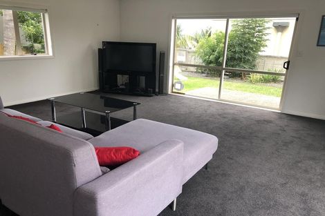 Photo of property in 1/25 Churchill Road, Murrays Bay, Auckland, 0630