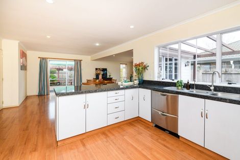 Photo of property in 2 Rosebank Avenue, Kelvin Grove, Palmerston North, 4414