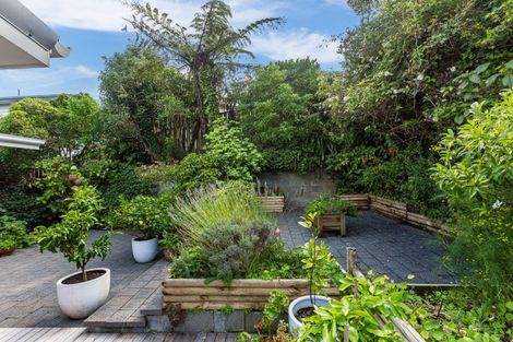 Photo of property in 5 Christina Grove, Normandale, Lower Hutt, 5010