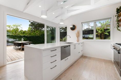 Photo of property in 10 Pohutukawa Avenue, Red Beach, 0932