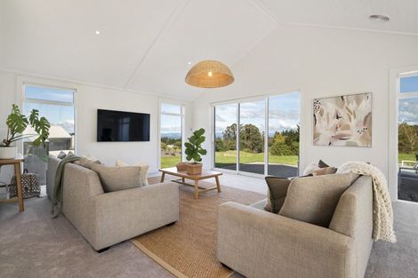 Photo of property in 5 Lens Way, Acacia Bay, Taupo, 3385