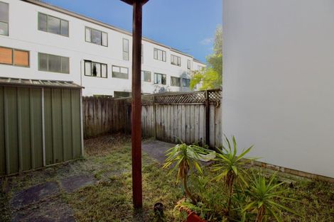 Photo of property in Lynn Park Terrace, 23/12 Ambrico Place, New Lynn, Auckland, 0600