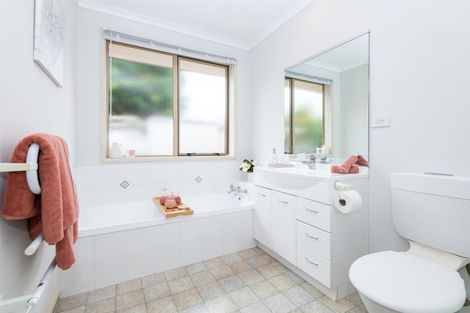 Photo of property in 4 Willscarlet Lane, Hamilton East, Hamilton, 3216