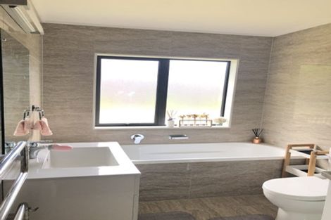 Photo of property in 8a Blythe Place, Glendene, Auckland, 0602