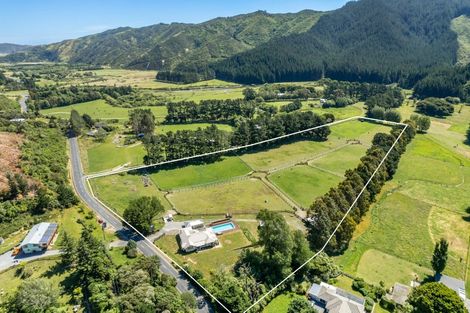Photo of property in 1090 Coast Road, Wainuiomata Coast, Wainuiomata, 5373