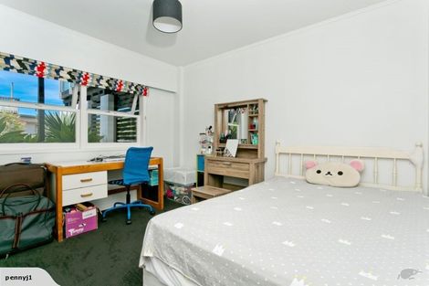Photo of property in 2/33 Hyde Road, Rothesay Bay, Auckland, 0630