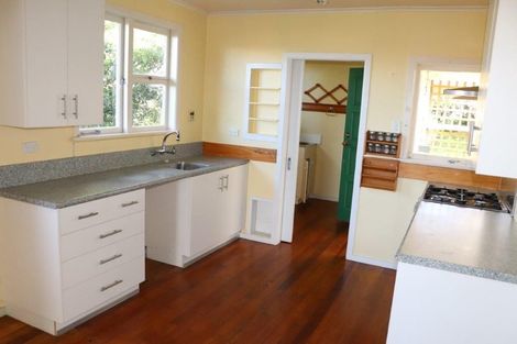 Photo of property in 38 Potter Avenue, Northcote, Auckland, 0627