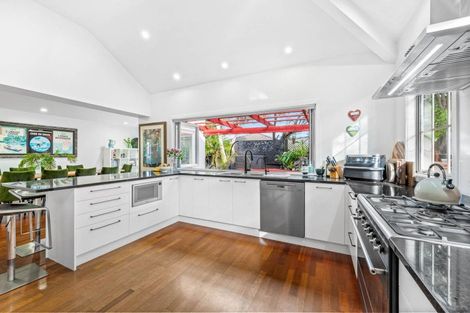 Photo of property in 52 Rising Parade, Fairview Heights, Auckland, 0632