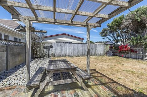 Photo of property in 137 Apu Crescent, Lyall Bay, Wellington, 6022