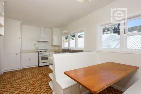 Photo of property in 70 Northland Road, Northland, Wellington, 6012