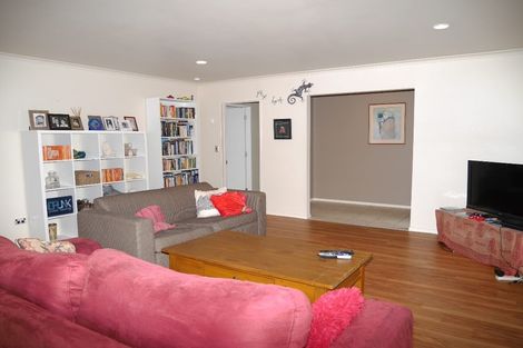 Photo of property in 71 Guildford Drive, Paraparaumu, 5032