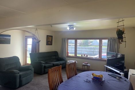 Photo of property in 11 Tawhiti Road, Hawera, 4610