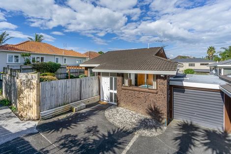 Photo of property in 2/10 Tobruk Crescent, Milford, Auckland, 0620