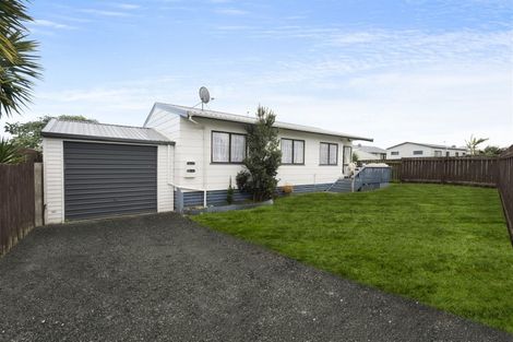Photo of property in 2/4 Maplesden Drive, Clendon Park, Auckland, 2103