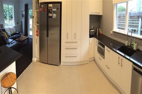 Photo of property in 203 Sutherland Road, Lyall Bay, Wellington, 6022