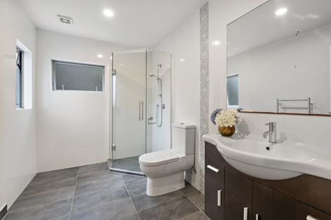 Photo of property in 8 Oak View Terrace, Schnapper Rock, Auckland, 0632