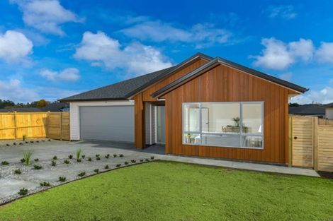 Photo of property in 16 Gilbransen Road, Kumeu, 0810