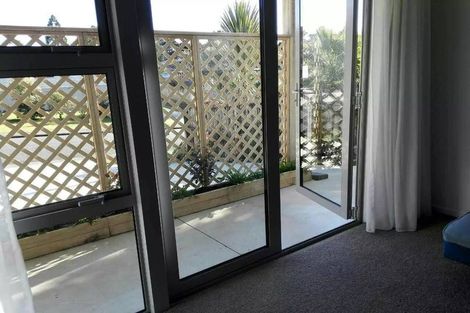 Photo of property in 28 Staincross Street, Green Bay, Auckland, 0604