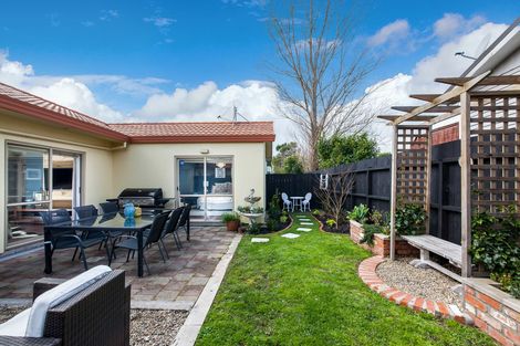 Photo of property in 3 Neta Grove, Henderson, Auckland, 0612
