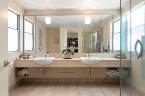 Photo of property in 12 Chelverton Terrace, Red Beach, 0932