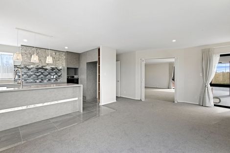 Photo of property in 4 Dianthus Place, Browns Bay, Auckland, 0630