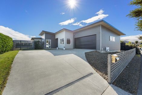 Photo of property in 12 Monaco Grove, Fitzherbert, Palmerston North, 4410
