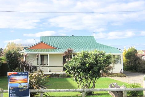 Photo of property in 33 Hartley Street, Foxton Beach, Foxton, 4815