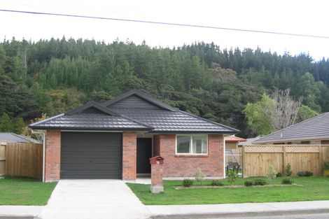 Photo of property in 28 Pinehill Crescent, Trentham, Upper Hutt, 5018