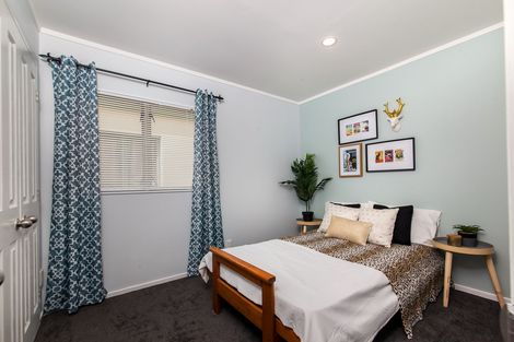 Photo of property in 3 Neta Grove, Henderson, Auckland, 0612