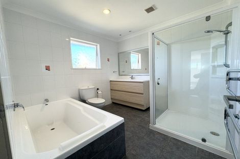 Photo of property in 92 Bond Crescent, Forrest Hill, Auckland, 0620