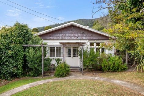 Photo of property in 90 Wellington Street, Picton, 7220